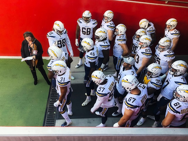 47岁伏明霞现状：稍显发福，和70岁丈夫依旧恩爱，女儿颜值高.